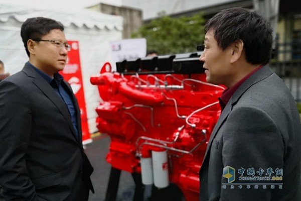 Wang Chunguang, deputy general manager of Dongfeng Cummins, communicated with customers before the ISZ exhibition machine