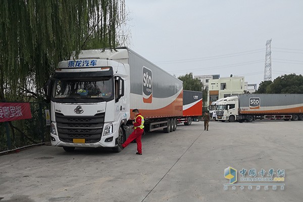 Cummins staff check Shentong vehicles