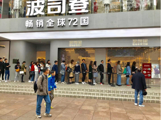 Online queuing line up, why is Bosideng hot again?