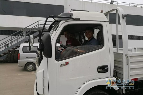 In 2017, the Dongfeng Dolly DF915 prototype supporting Yuchai YC4S150-48 landed in Peru.