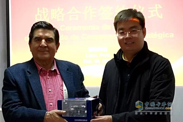 Wang Limin, vice president of Yuchai Co., gave a souvenir to Jesus Abarca, general manager of MUSACSA.