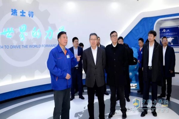 Chairman Yan Jianbo accompanied the guests to visit the product showroom