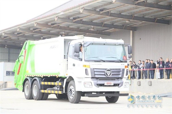12T compression garbage truck working condition scene display