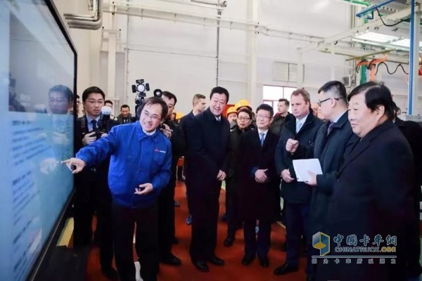 Tan Xuguang accompanied the guests to visit the engine assembly, test run, complete production line