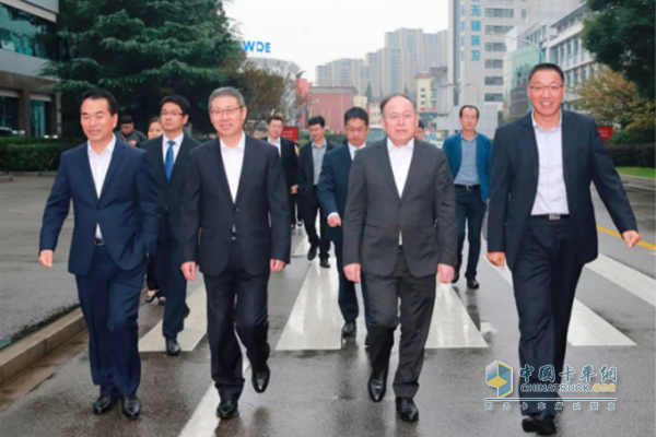 General Manager of the FAW Group Corporation and Deputy Secretary of the Party Committee, Guo Guohua, came to the Engine Division for investigation.