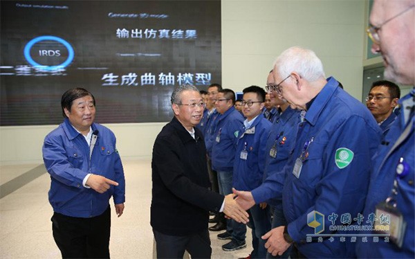 Secretary Liu Jiayi shakes hands with Weichai talent