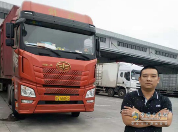 Tang Qihui and the photo of FAW Jiefang 460JH6 loaded with Xichai CA6DM2-46E51