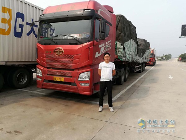 Wang Zhen and the liberation JH6 tractor with the Xicai Aowei engine