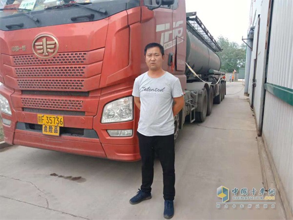Yang Haoji and the photo of Jieqi Qingdao JH6 equipped with Xichai CA6DM2-46E51