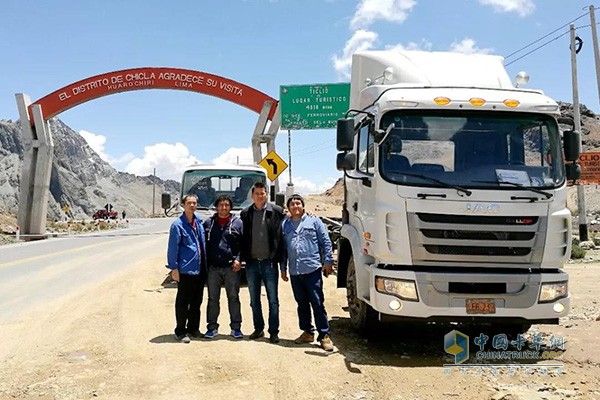 The Yuchai YC4S model truck is used to cross the La Oroya region of Peru at an altitude of 5,000 meters.