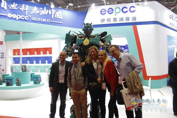 Ipke Lubricant Booth Transformers Robot Model attracts a large number of viewers