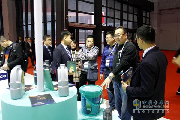 The OPEC lubricants exhibition area attracts many customers to visit and exchange.