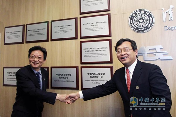 Deputy Secretary Li Yibing and Chairman Wang Feng jointly unveiled the card