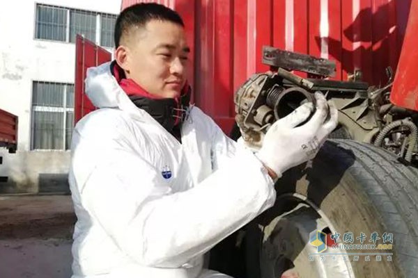 Dongfeng Cummins engineers read monitoring data