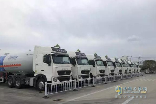 China National Heavy Duty Truck T7H tractor equipped with Hendrickson rubber suspension