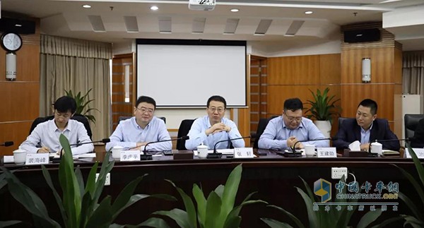 Zhang Xuan, general manager of Shaanxi Automobile Commercial Vehicle, delivered a speech