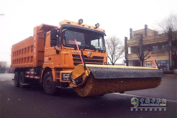 Shaanxi Automobile Snow Removal Truck Works in Snow