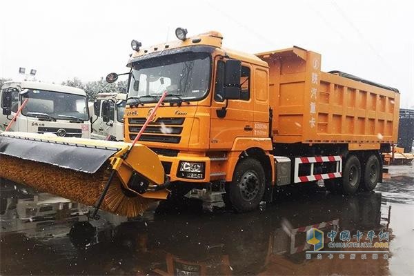 Shaanxi Automobile Snow Removal Truck Works in Snow