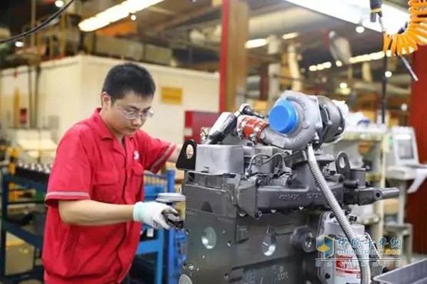 The staff made adjustments to the Dongfeng Cummins engine