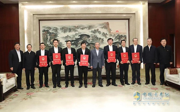 Liu Jiayi and Weichai Power Team took a group photo