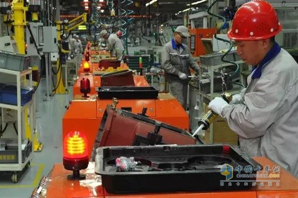 First-line workers are assembling the gearbox