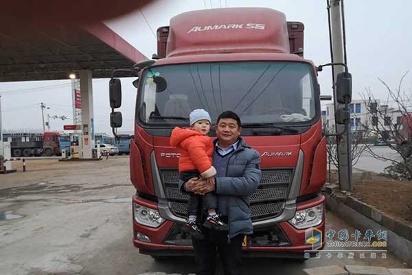 Linyi user Wang Guiqiang and his daughter and car