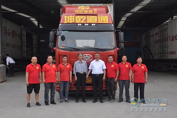 è€¿Opening school, colleagues and liberation trucks equipped with Xichai engines