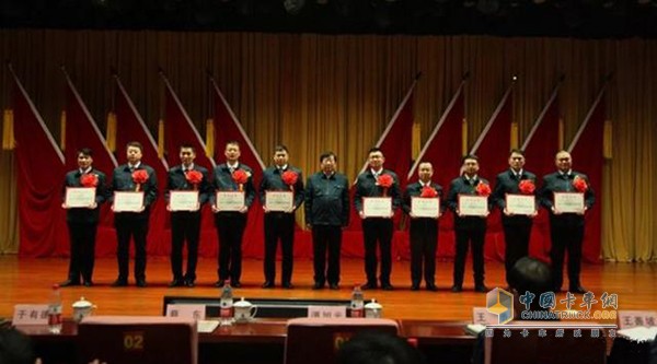 Tan Xuguang presents awards and photos to outstanding employees