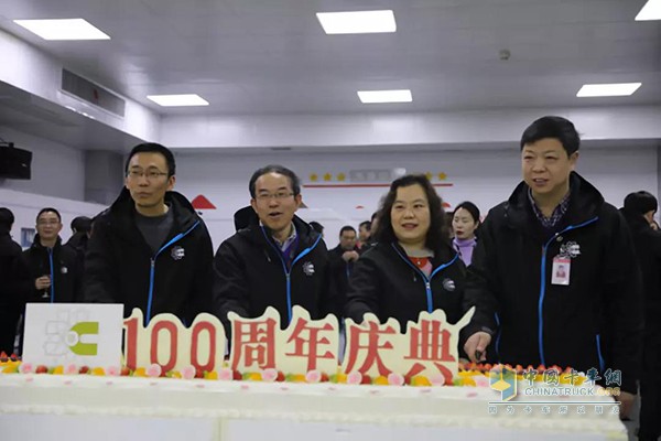 Dongfeng Cummins and other leaders cut the cake