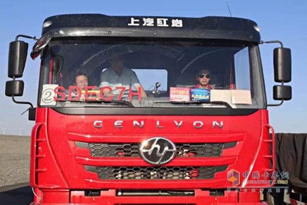 The red rock supporting the diesel engine was tested at a high temperature of 40 Â° C in Turpan.