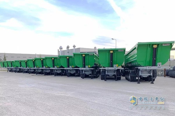 Semi-trailer dump truck equipped with Alpha hydraulic lifting system