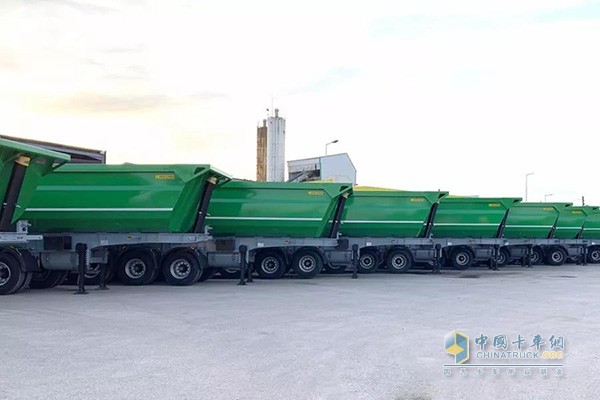 Semi-trailer dump truck equipped with Alpha hydraulic lifting system