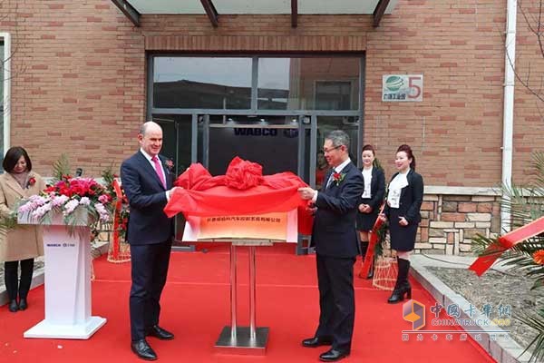 Chairman Hu Hanjie and Chairman Jacques Esculier unveiled the joint venture