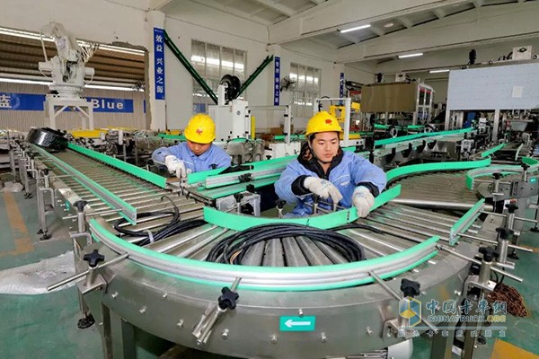 Meifeng Jialan automatic new car urea filling line is tightened and debugged