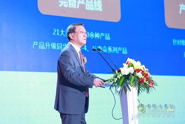 Sun Haicheng, Marketing Director of Sinopec Great Wall Lubricants, delivered a keynote report