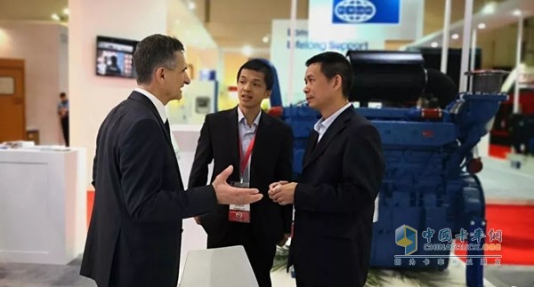 Ning Xingyong (first from right), executive vice president of Yuchai Co., introduced Yuchai products to customers