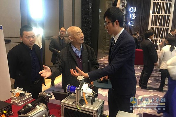 Chen Guangzu, a famous Chinese expert, learned about Yihejie new products on the spot.