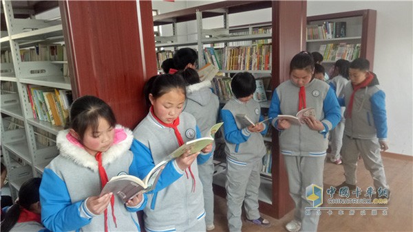 Children reading books in the ZF library