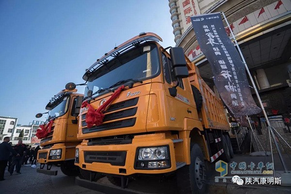 On-site Shaanxi Auto Cummins F3000-385 off-highway mine dumping