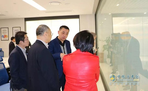 Vice President Bi Jianwei introduced in detail the intelligent warehouse system developed by Xijie Rongqing