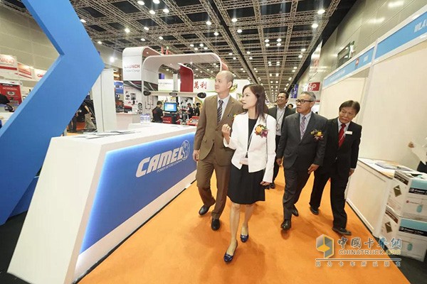 Wang Jianmin, Vice Minister of International Trade and Industry of Malaysia (first from left) visited the camel booth