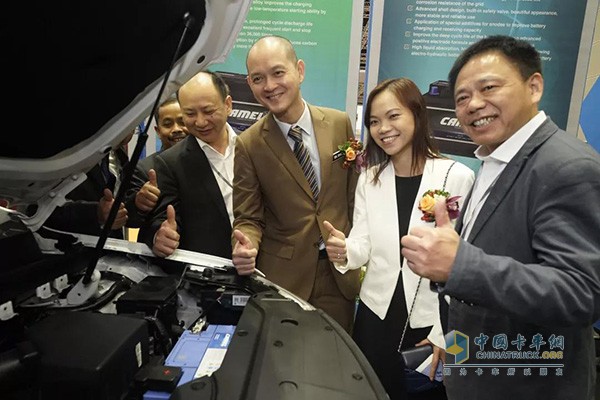 Malaysian Minister of International Trade and Industry Wang Jianmin (middle) observes camel battery