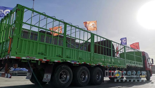 A slamming trailer that crosses the Qinghai-Tibet line