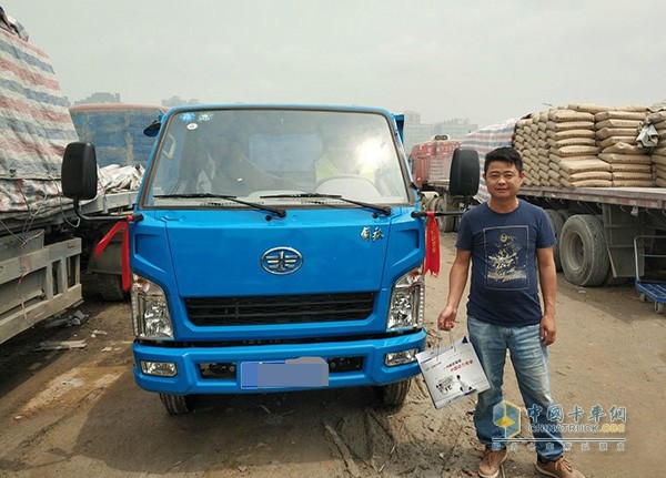 Xu Zhenwen and the newly purchased Liberation Red Tower car equipped with Xicai Jinwei 4DB1 engine