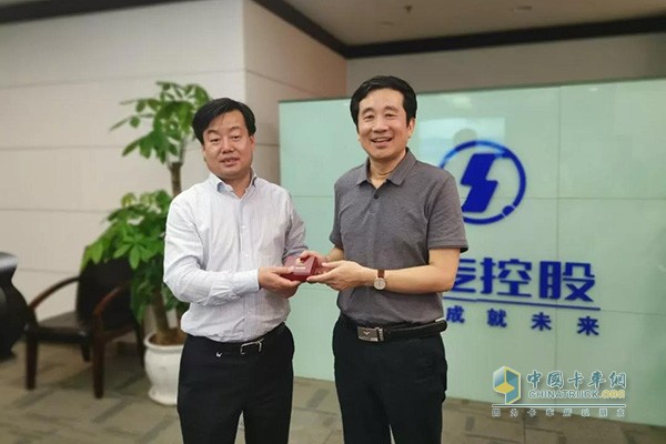 Wang Yanhong, general manager of Shaanxi Automobile Holdings, and Yu Ping, chairman of Yuchai Co., Ltd.
