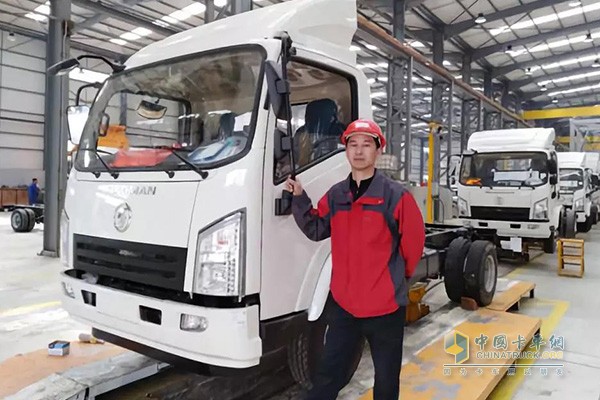 Dong Jin Cummins station engineer Sun Jinwei at the scene