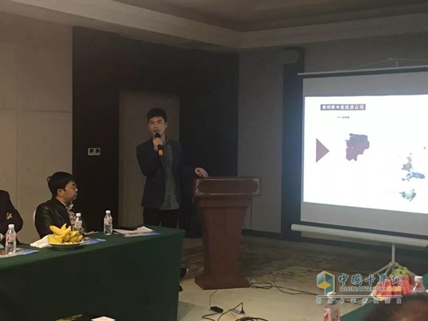Xi'an Cummins sales manager Wang Yugang to explain the product