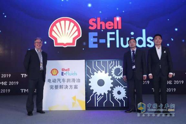 (From left to right) Cameron Watson, General Manager, Global Business Technology, Shell China and Asia Pacific, Zhang Xuming, Deputy Secretary General, China Automotive Engineering Society, Zhang Lei, General Manager, OEM Business, Shell China