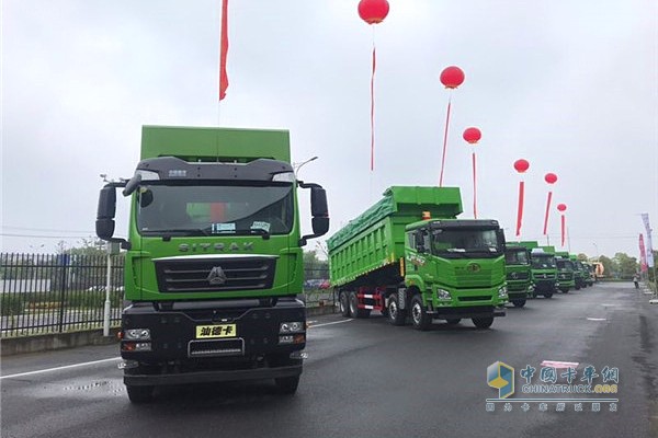 Live dump truck display with Hayworth products