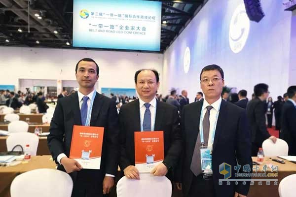 Liu Changlai (middle), president of Camel Co., and Ushalov Olim (first from left), general manager of M-ARSH, were interviewed